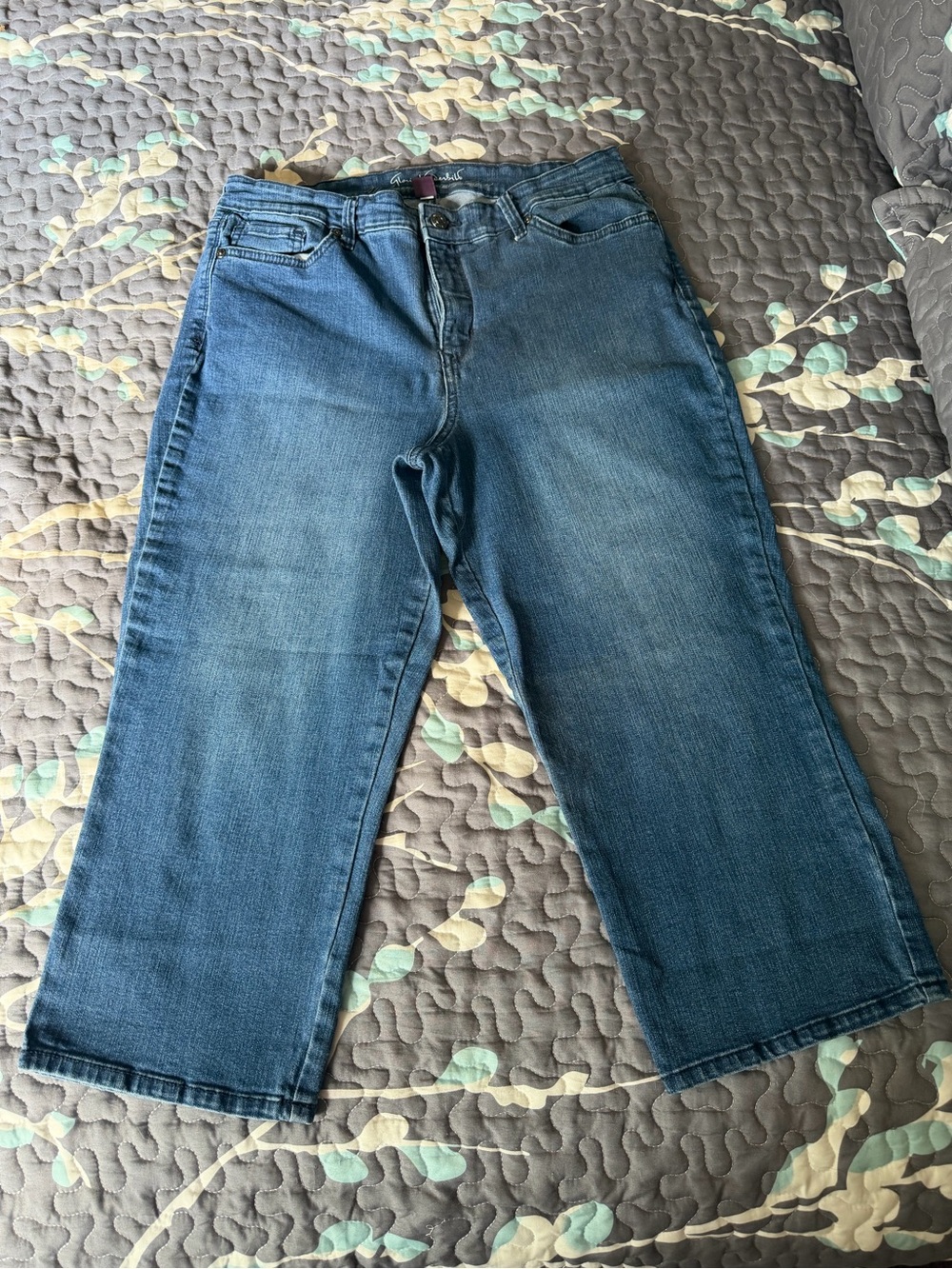Gloria Vanderbilt Midwash Blue Capris - Wide Leg Denim